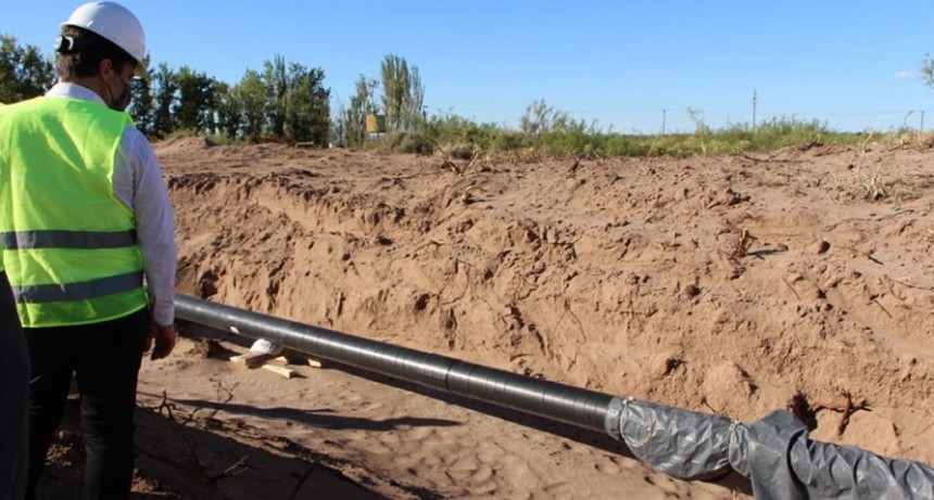 Martínez supervisó obras en la zona afectada por un derrame de petróleo