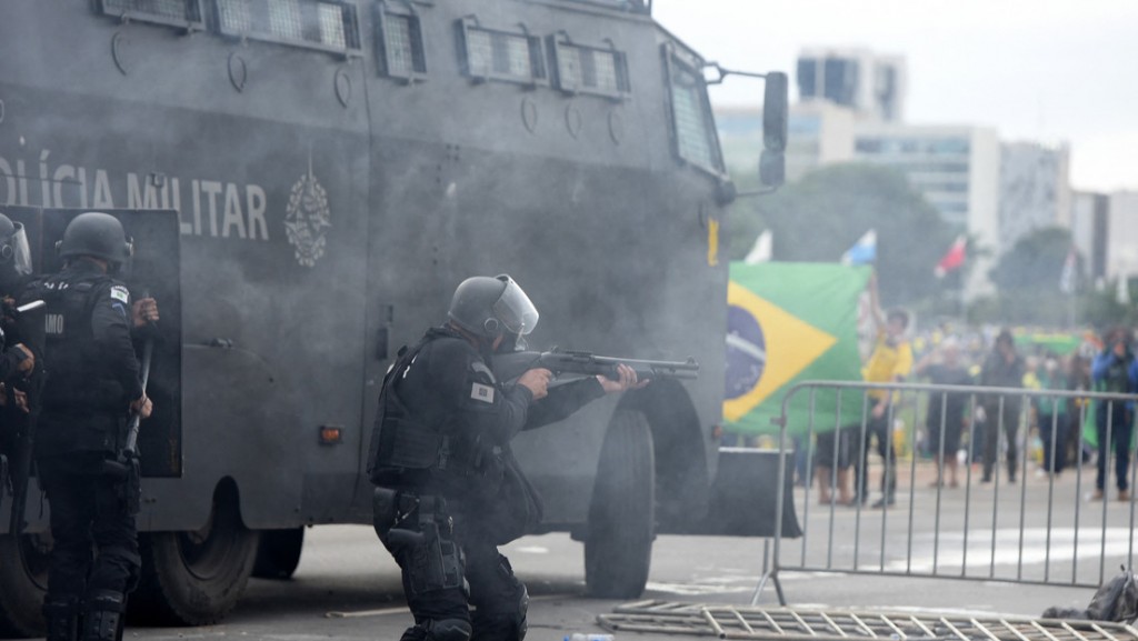 Al menos 1.200 detenidos en el desmantelamiento del campamento bolsonarista en Brasilia