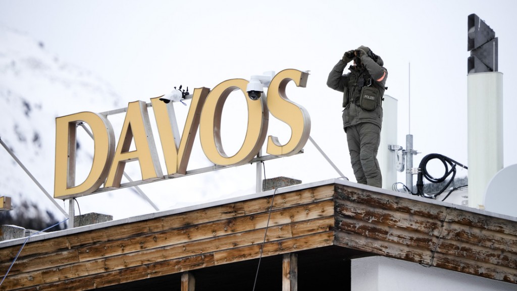 Hipocresía, aviones privados y prostitutas: los escándalos que rodean al Foro de Davos