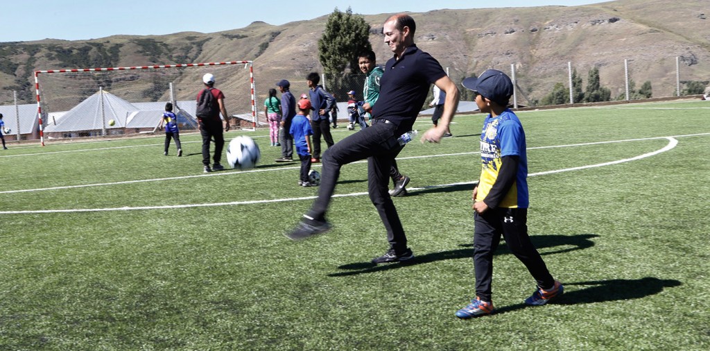 Gutiérrez inauguró la primera cancha de fútbol de césped sintético en una comunidad mapuche