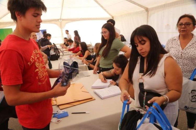 Boleto y Kits: El Combo Educativo que Ayuda a los Estudiantes de Neuquén