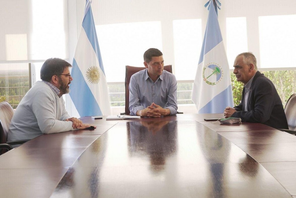  Marcos Koopmann firmó la prórroga de un convenio con el rector de la Universidad del Comahue (UNCo), Gustavo Crisafulli