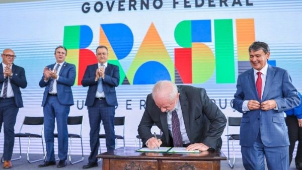 Presidente de Brasil lanza programa Bolsa Familia para combatir pobreza extrema