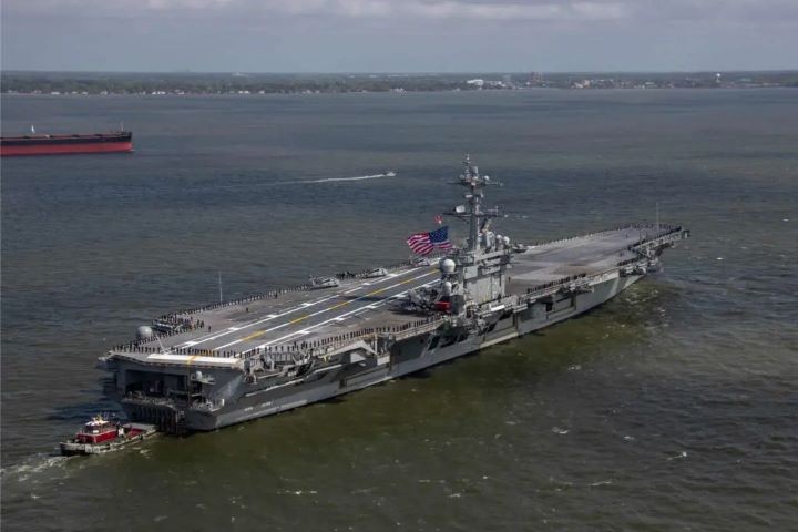 El portaaviones USS George Washington de la Armada de EE.UU. zarpó desde la Base Naval Norfolk con destino a Sudamérica