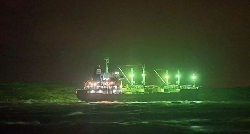 Incidente en Malvinas: barco repleto de calamar varado
