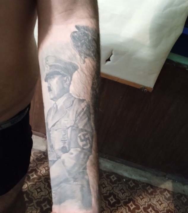 Combatientes ucranianos exhiben tatuajes con esvásticas y símbolos nazis luego de rendirse en Azovstal