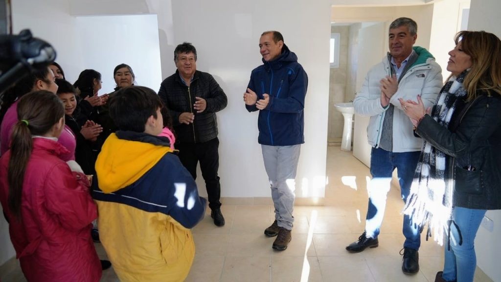 Gutiérrez entregó seis viviendas para afectados por un temporal en Chos Malal
