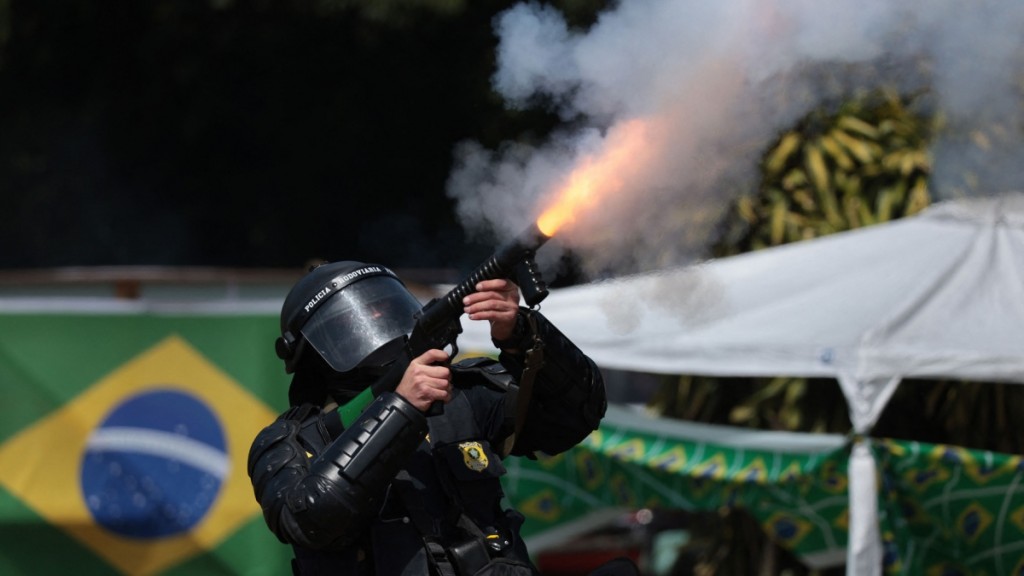 La policía usa balas de goma y gases para desbloquear las rutas cortadas en Brasil