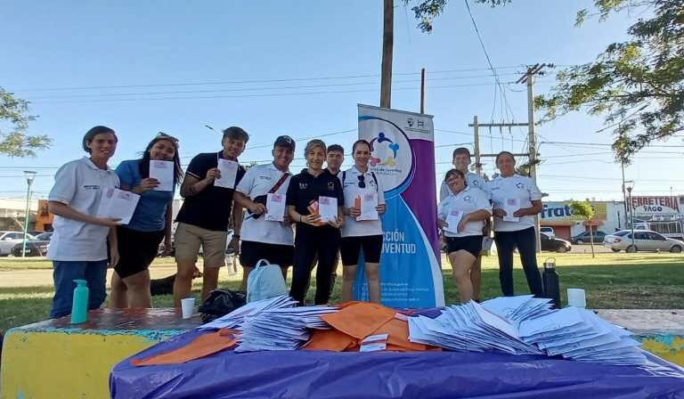Plaza Huincul  - Juventud llevó a cabo una campaña de concientización por el Día Mundial de la Lucha contra el Sida